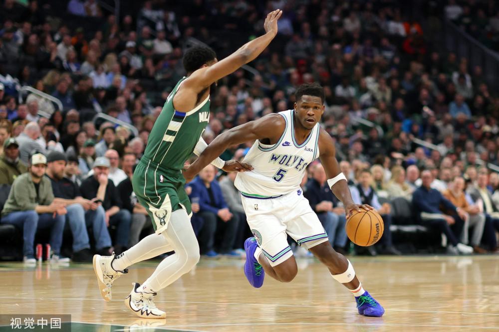 杨婧茹小组第一晋级女子1500米半决赛.