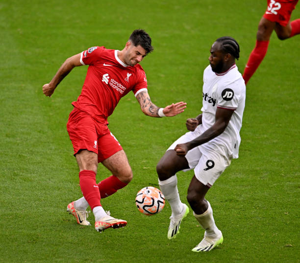 杨婧茹小组第一晋级女子1500米半决赛.